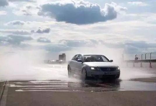 刹车灯亮|【1058-谈车论驾】安全驾车技巧,预见性刹车!