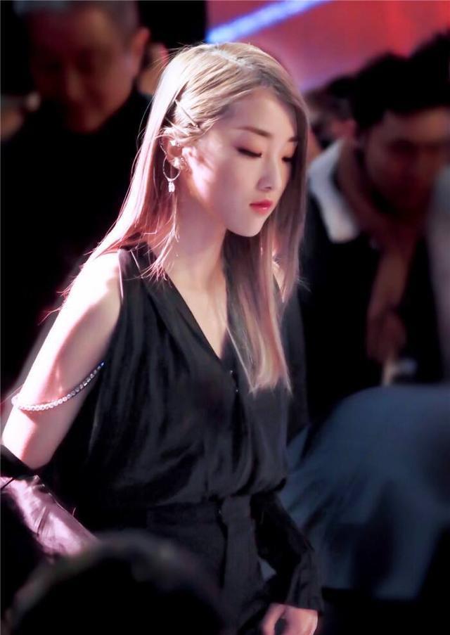 好友|被经纪人曝光不雅照，后抹黑好友孟庭苇，张暖雅毁在了自己手里