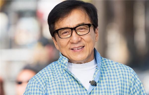  电影|为纪念恩师从21楼跳下，取景中险坠机，成龙“拿命拍”这部电影！