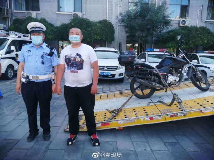  考点|巧了！交警高考考点执勤抓到假牌车