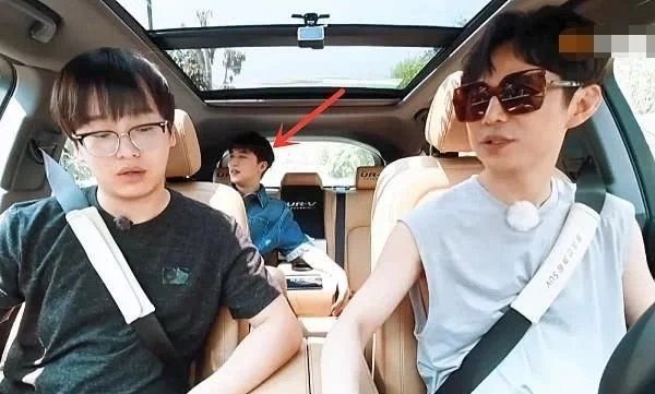  蘑菇屋|向往的生活: 为何出门买菜总是何炅开车? 得知他的驾驶证后: 了不起