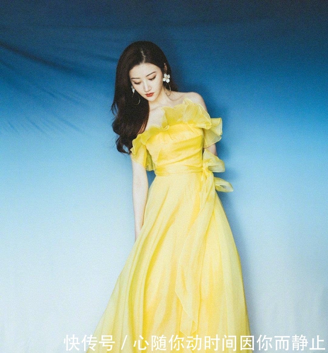 hold|景甜真的太会“装”了!冷白皮穿衣没烦恼,轻松hold黄色长裙!