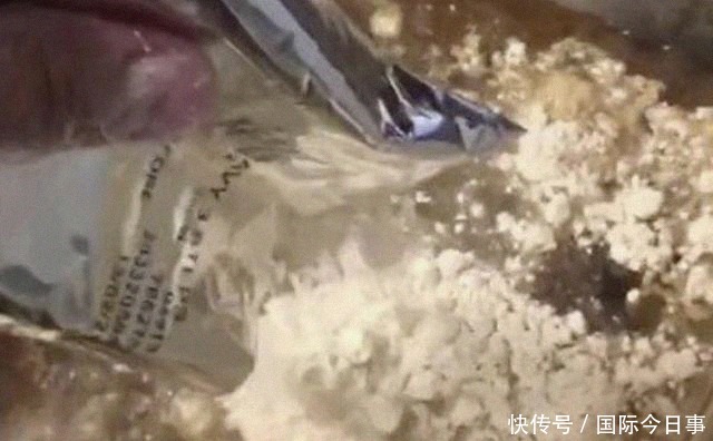 过程|英国肯德基员工展示肉汁制作过程,网友直呼恶心表示再也不吃了