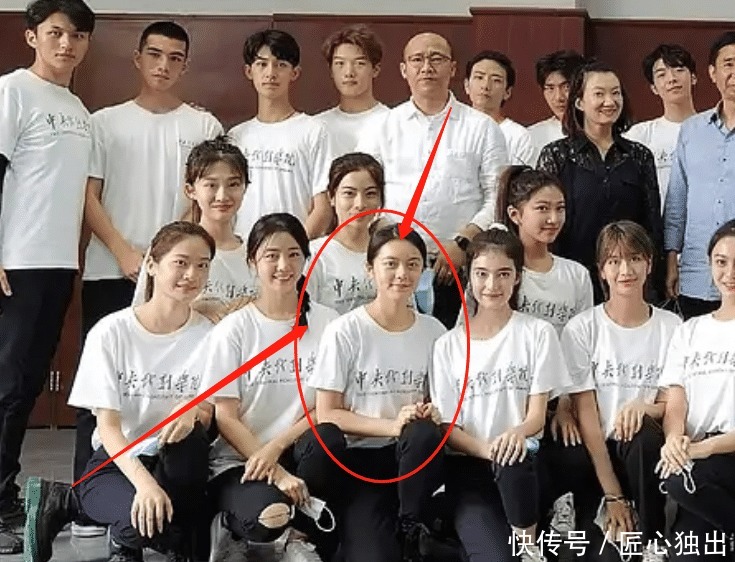 到底|17岁赵今麦到底美在哪儿?当她跟中戏女同学合影时,瞬间就明白