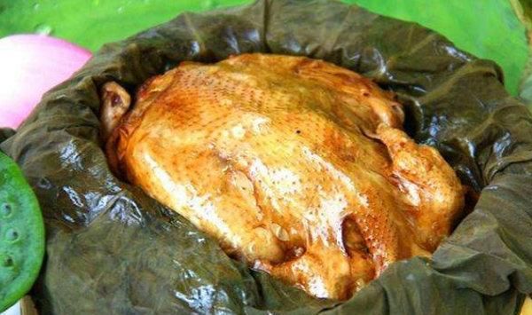  清香|御土荷叶鸡，味道鲜美，再配上淡淡的荷叶清香，令人回味绵长