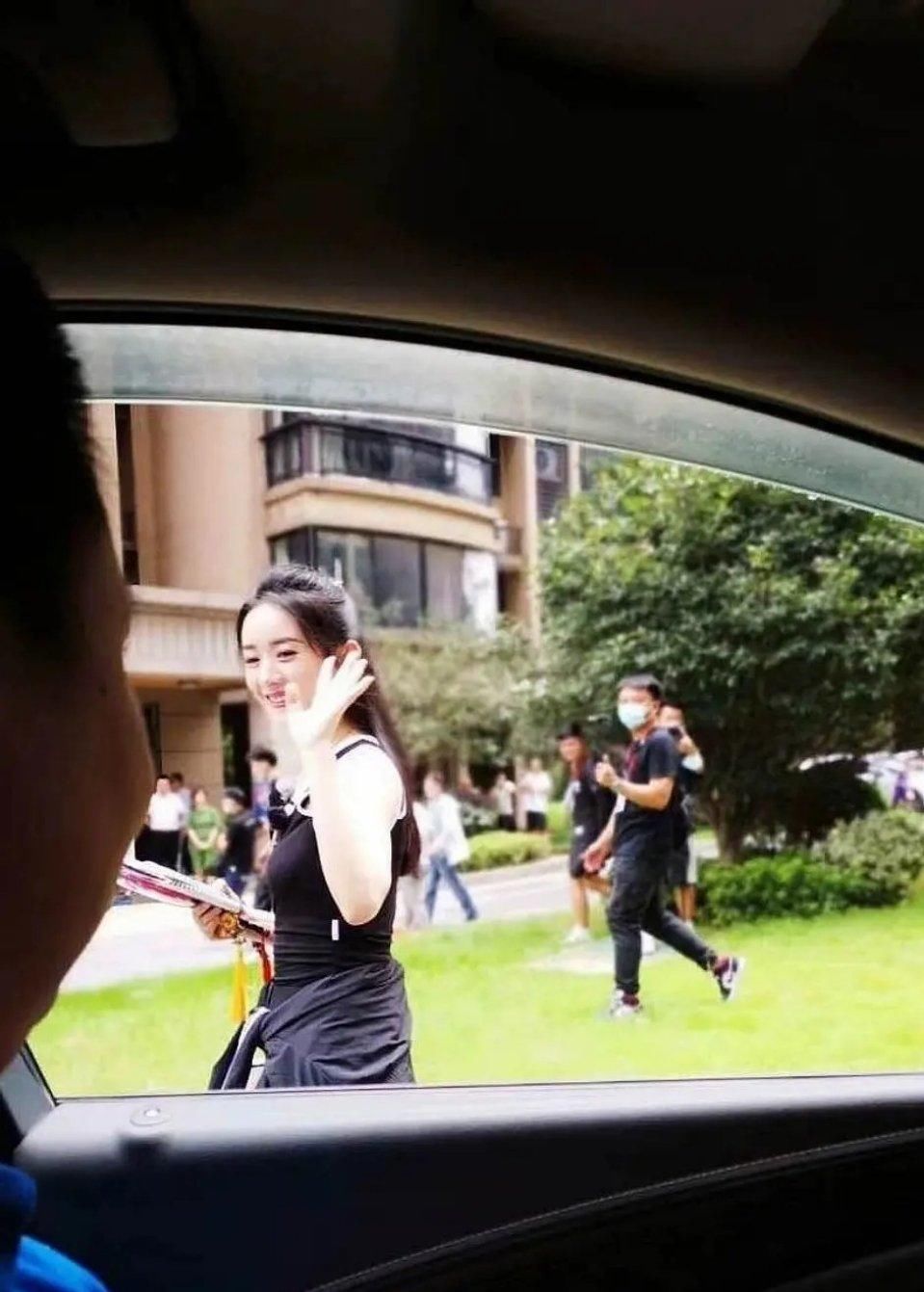  路透|赵丽颖《中餐厅》路透，穿小背心显好身材，看到小孩后母爱爆棚