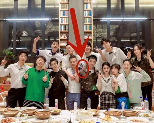  中餐厅|中餐厅晒杀青大合影，却被黄晓明手机壁纸抢镜，Baby知道吗