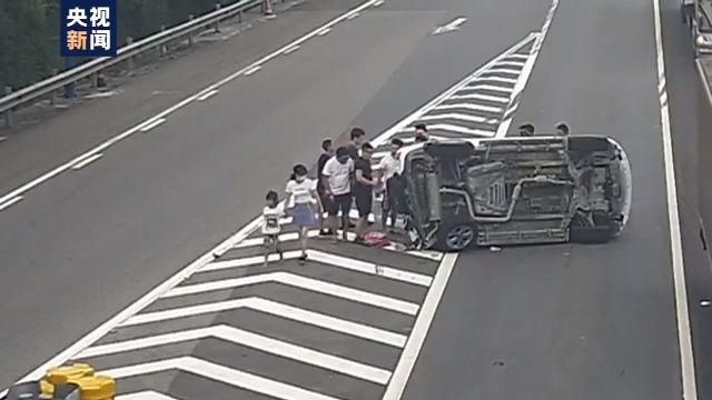  侧翻|高速路上车辆侧翻 热心群众合力营救出一家三口