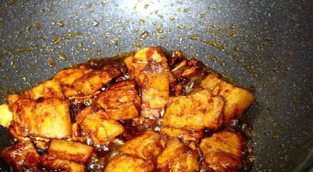  五花肉|1块五花肉，1把干豆角，放锅里炖一炖，又香又下饭，一碗都不够吃