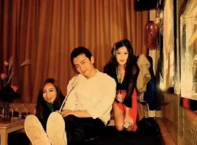 亲密|某女发布与陈晓亲密照，还有与其他明星合照，堪称追星狂魔