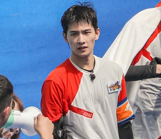  元气|《元气满满的哥哥》新路透，看到杨洋湿身后的胸肌，粉丝不淡定了