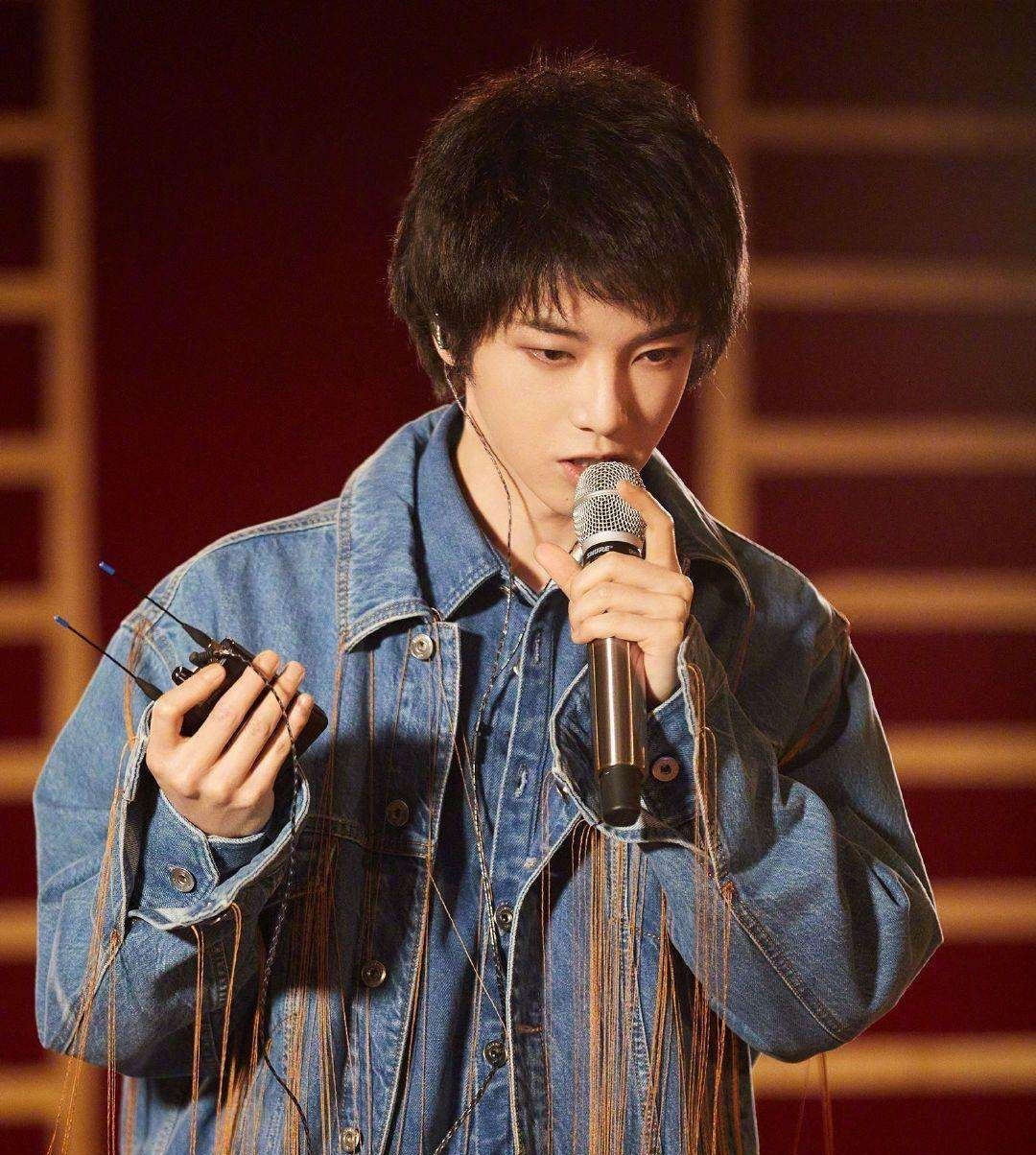 经典|华晨宇翻唱的《山海》,累计播放率突破10亿,成就难以磨灭的经典