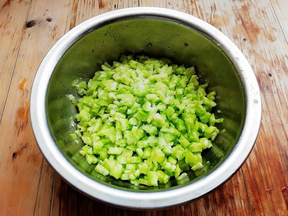  过瘾|这样吃苦瓜最过瘾，不用焯水，只要加点它，一盘都不够吃！