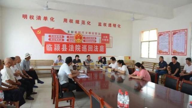 上门|临颍:七旬老人起诉子女,法官上门开庭调解,当地群众现场旁听