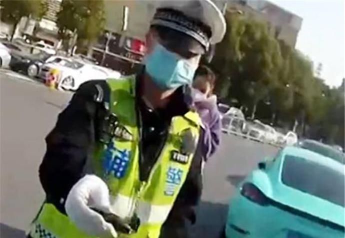  连连|绿色保时捷上路被拦，女车主拒报真实姓名，交警一查问题连连！