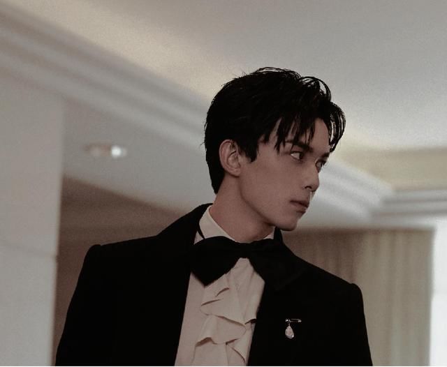  扒拉|赵丽颖扒拉菜被吐槽，筷子却穿过了碗，粉丝：被恶意剪辑了