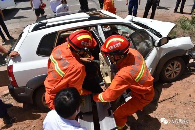  撞碎|鄂尔多斯一油罐车“撞碎”小轿车 1人被困