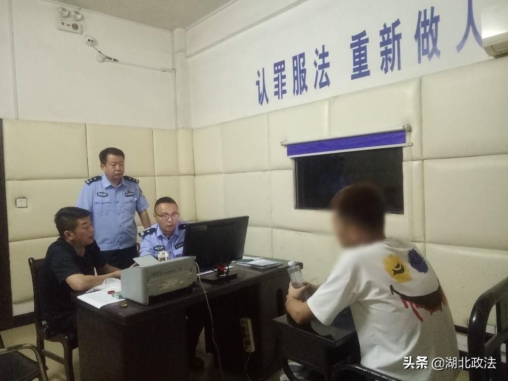 嫌疑人|非法拘禁4名少女，强迫其在KTV有偿陪侍，犯罪嫌疑人最小18岁