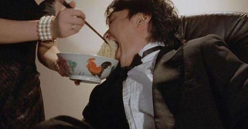  筷子|佘诗曼晒午餐肥肠面，轻咬筷子笑容甜美，经典公鸡碗太抢镜！