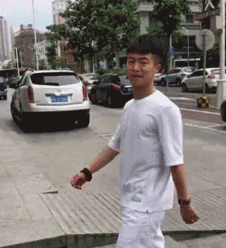 趣图|搞笑GIF趣图:没事我就出去溜溜,让这几个鸡仔羡慕嫉妒恨