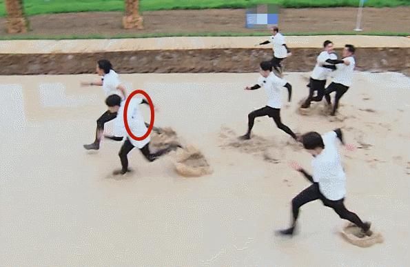 泥潭|奔跑吧泥潭游戏穿帮,前一秒嘉宾身上带着名牌,后一秒名牌消失