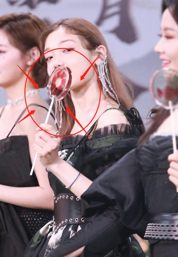  过于|硬糖少女参加《炙热的我们》，有谁注意她们手上拿的啥？过于真实