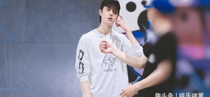 合照|王一博早前表演课合照被扒,被女生包围太搞笑,自费学习粉丝泪奔