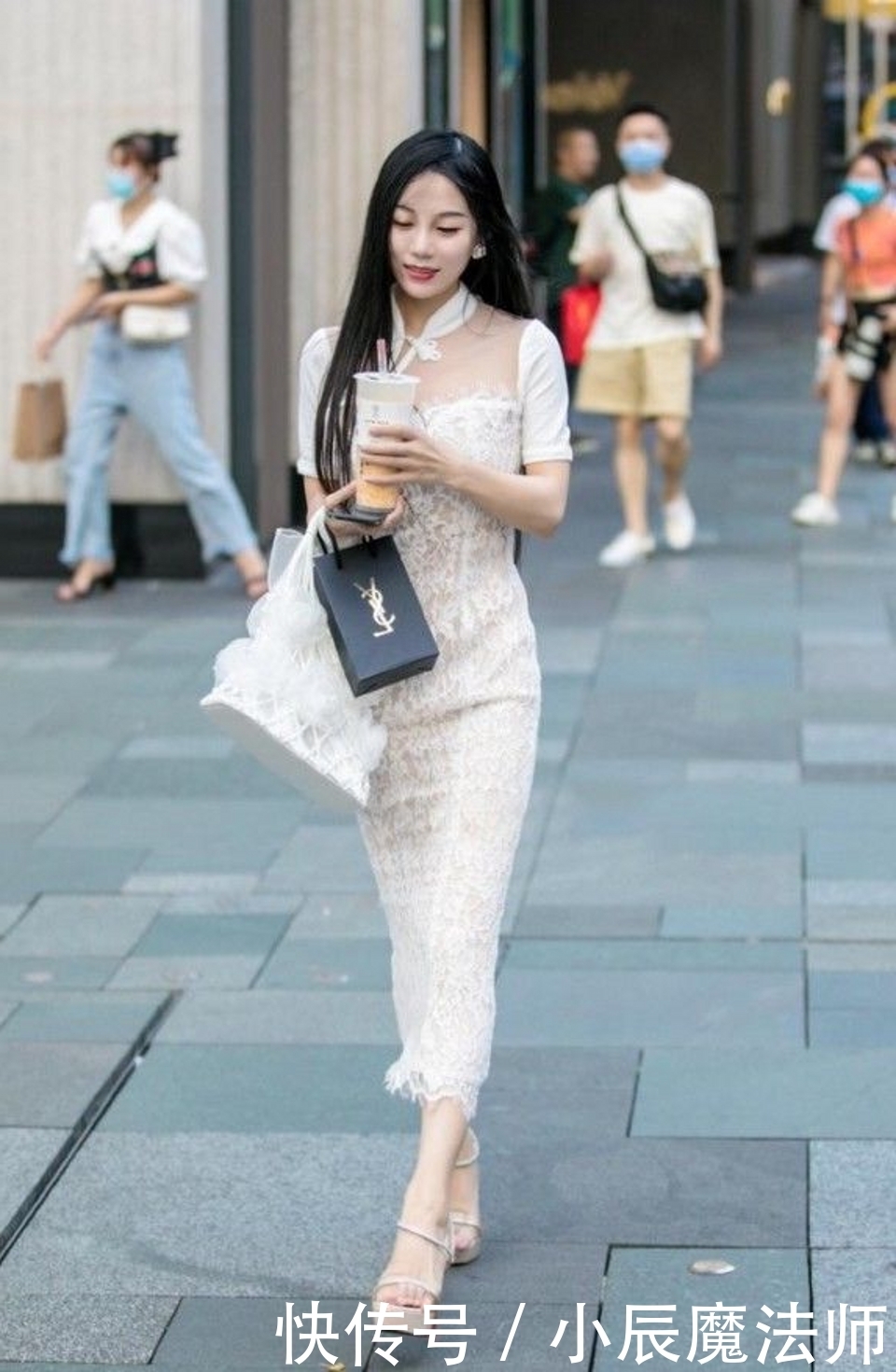  古典|路人街拍，裙子的领口采用旗袍的风格，有种回归古典的感觉