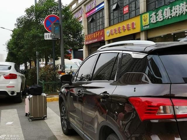 韩森|人行道、斑马线到处都处“塞”满车辆 韩森东路停车乱象谁来管？