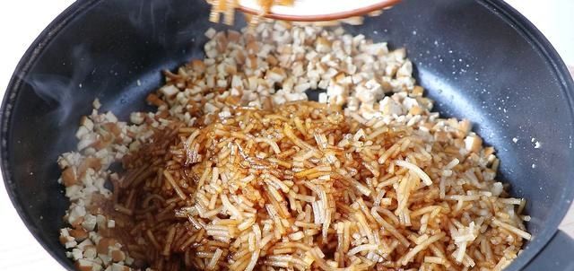  翠绿|韭菜素包子，还是这做法最好吃，韭菜翠绿不变色，松软鲜嫩超解馋