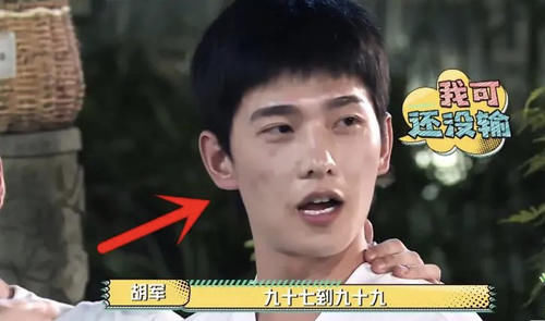  节目中|杨洋寸头亮相综艺，脱妆后却意外展露真实颜值，脸上的瑕疵却是敬业的标志！