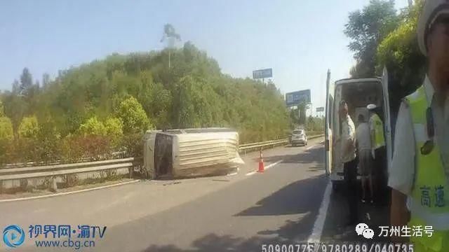  乘客|垫江：高速爆胎后翻车 一人被甩出车外