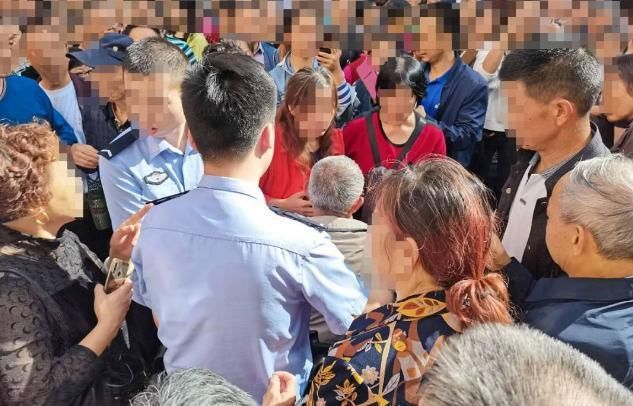 老人|又一起儿童被拐案!65岁老人街头欲带走小孩,被发现后,群众愤怒