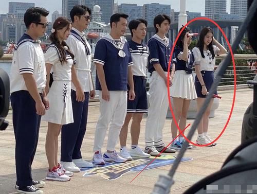 娜娜|欧阳娜娜参与新综艺录制,拍摄路透图流出,这腿是认真的吗?