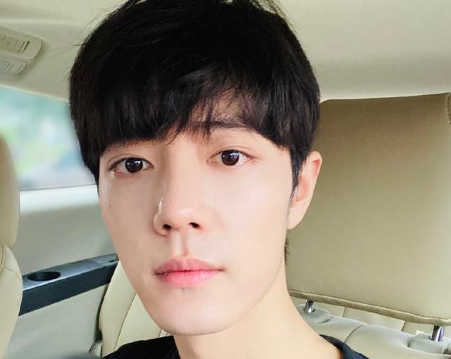  不愧为|肖战更博发自拍，配图配字都十分有意思，不愧为“有趣的灵魂”