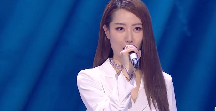  何炅|青春芒果夜：万茜顶替谢娜，主持首秀搭档何炅，却还不如黄圣依稳