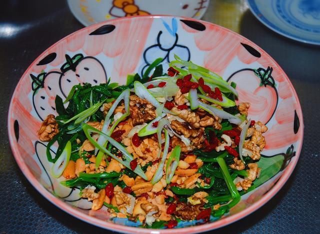 炒鸡蛋|还在用菠菜炒鸡蛋吗?三伏天教你做一道开胃菜,简单易学酸辣爽口