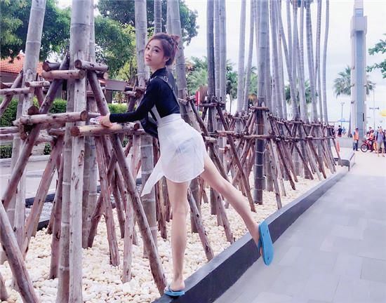 好看|有种死库水叫冯提莫的泳衣！连体款还自带白丝腿，太好看了