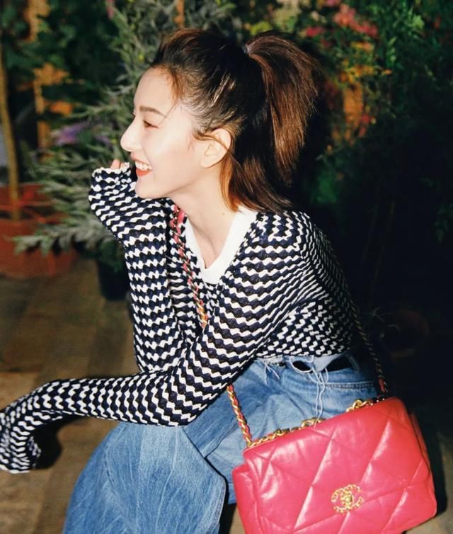 用它搭配上|初秋必备的“针织衫”，这样搭配起来，时髦气质到不行