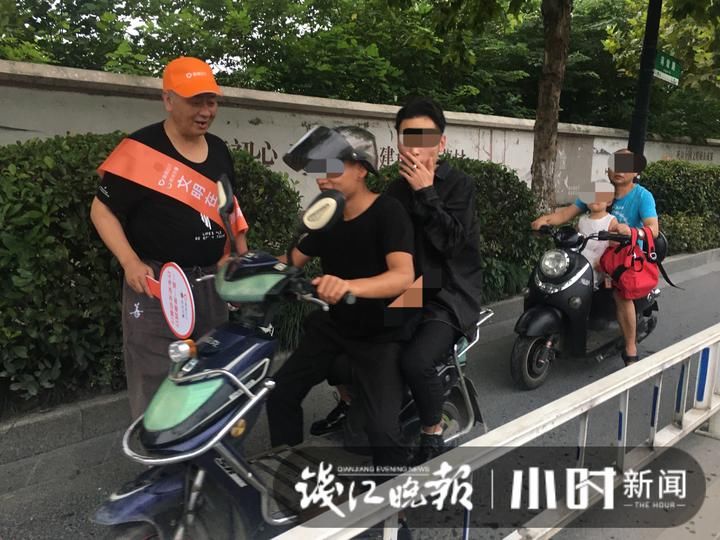 头盔|53岁的滴滴司机放弃做生意，站在路口做劝导员，为什么