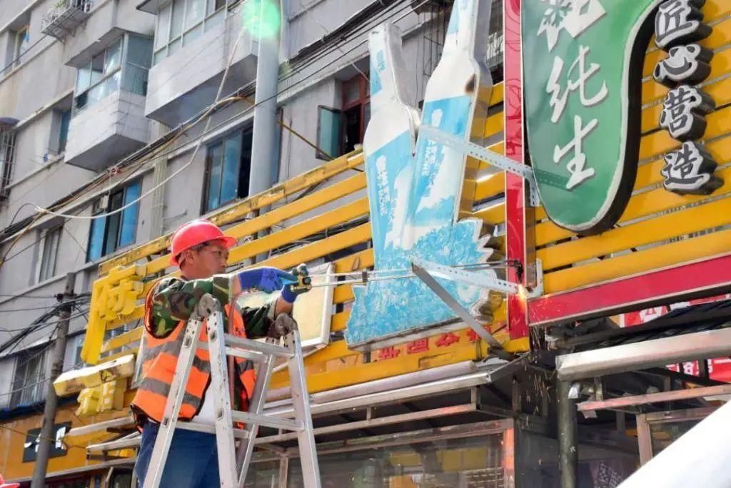  夜市|贵阳青云路夜市摊区餐车开始拆除