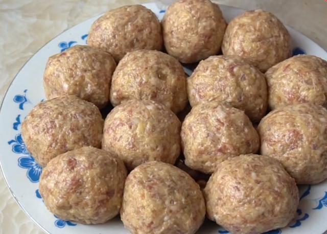 小吃|土豆从小吃到大,这吃法还是第一次见,不炒不炖,鲜嫩多汁不油腻