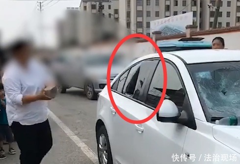 男人|老打电话给我男人！一女子闹市内拎砖砸车怒骂，车内女子一言不发