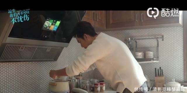 对着厨具|花絮钟汉良煲鸡汤动作熟练和厨具聊天好萌,头上小夹子太可爱了