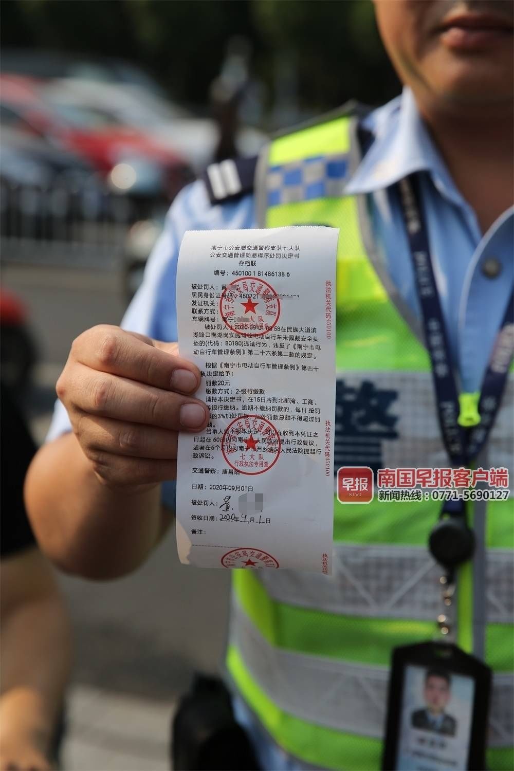 骑乘|首张罚单开出！今起南宁骑乘绿牌电驴不戴头盔将被罚