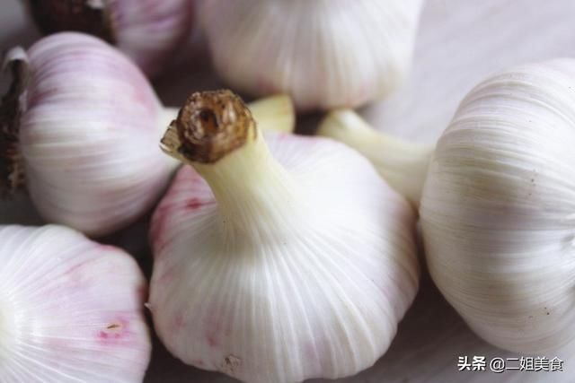 朋友|同样是大蒜,新蒜与老蒜有啥区别?菜农:其实差别大,别再乱买了