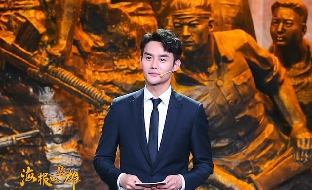  声音|演员王凯主持首秀多次热泪盈眶表现不俗，磁性的声音非常有感染力