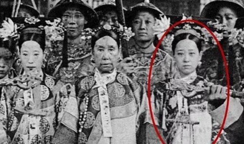 晚清|晚清第一美人：黑白照难掩美貌，慈禧照相必带她，最后却孤独终老