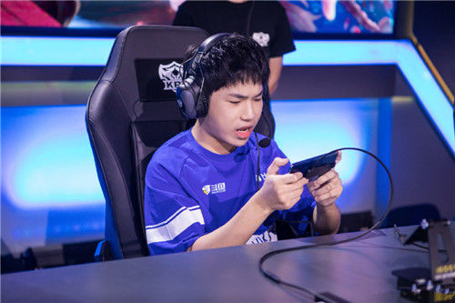 队员|王者荣耀:猫神矫情的“小丑”,地球离开谁都转!林教练我挺你