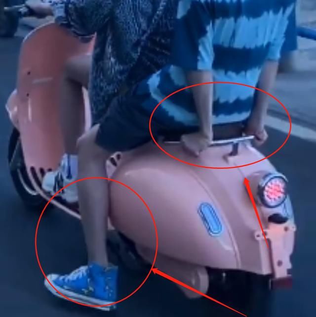  黄新淳|吴宣仪骑电动车载黄新淳，看清黄新淳手放的位置，人品好坏很显然